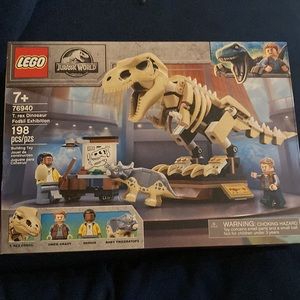 Lego Jurassic World set - T Rex Dinosaur Fossil Exhibition